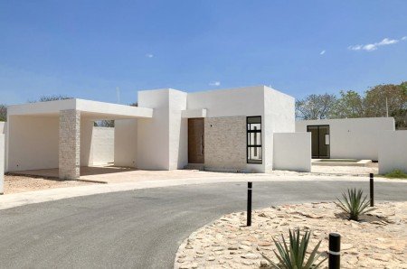 Casa de 1 piso con 4 recamaras y alberca en venta en Privada Inara